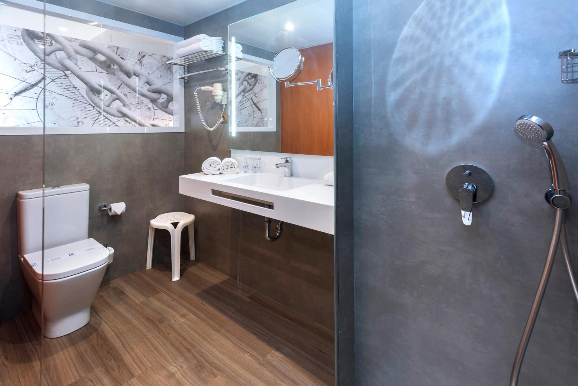 Quarto com Cama de Casal ou 2 de Solteiro, Varanda e Vista da Piscina