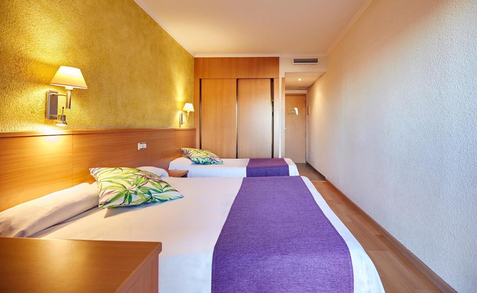 Camera Matrimoniale/Doppia con Letti Singoli con Letto Supplementare (2 Adulti + 1 Bambino)