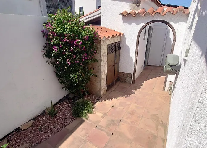 Villa Empuriabrava On Main Canal With 13 M Private Mooring, Private Pool, Air Con In All Rooms, Non-Smoking